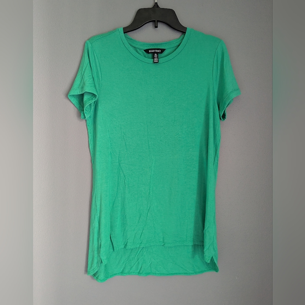 Ellen Tracy Women's Size Medium Green Crew Neck Lightweight T-shirt.